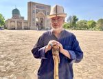 A man by a Tashkent mosque. Photo credit: Michel Behar