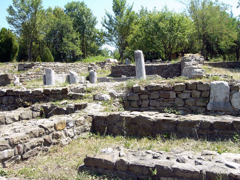 Foundations of old merchants’ and nobles’ houses within the walls of the Royal Fortress, Veliko Tarnovo, Bulgaria. Photo credit: Liz Tollefson